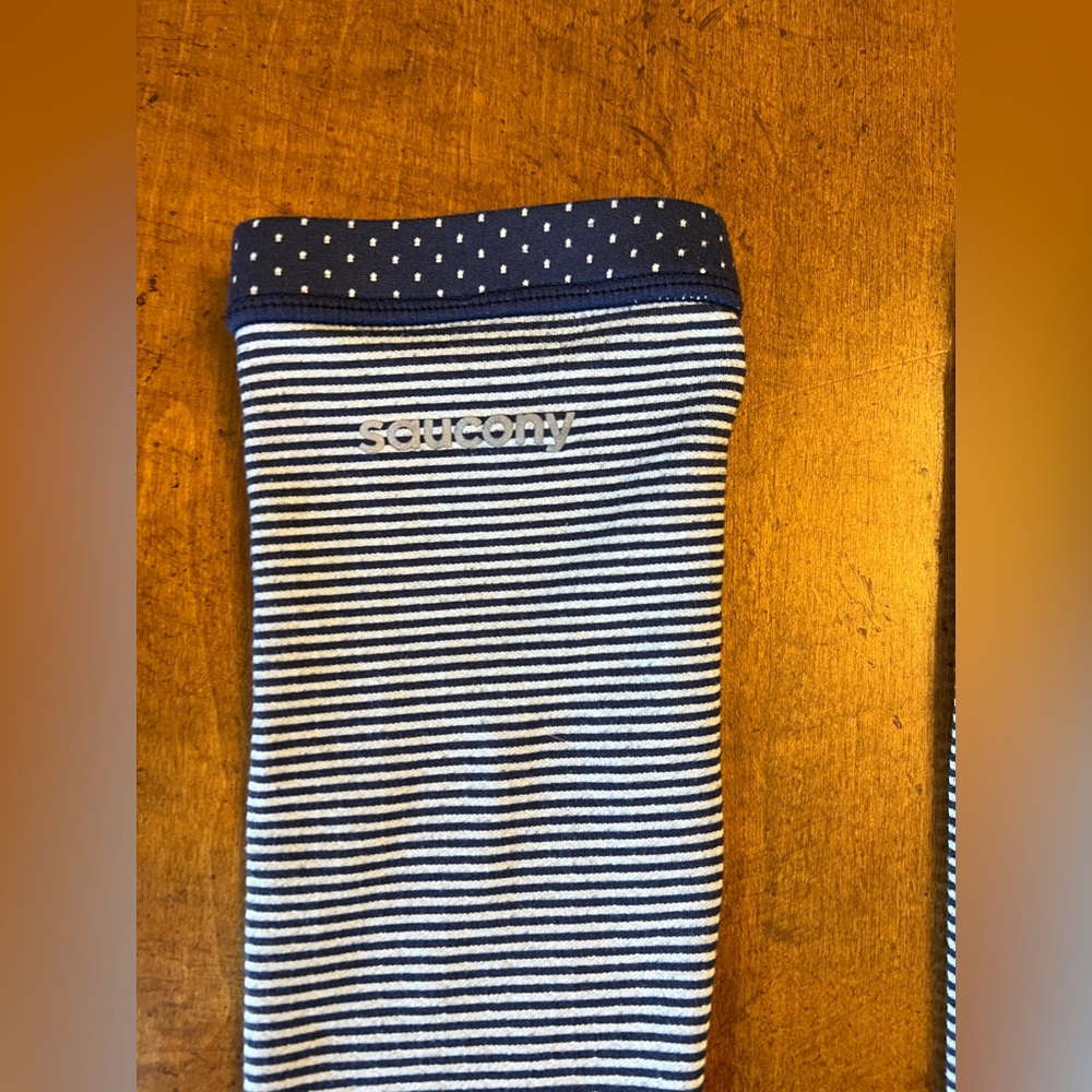 { Saucony } Running Arm Warmers Reversible blue runner navy blue polka dots - Picture 4 of 5